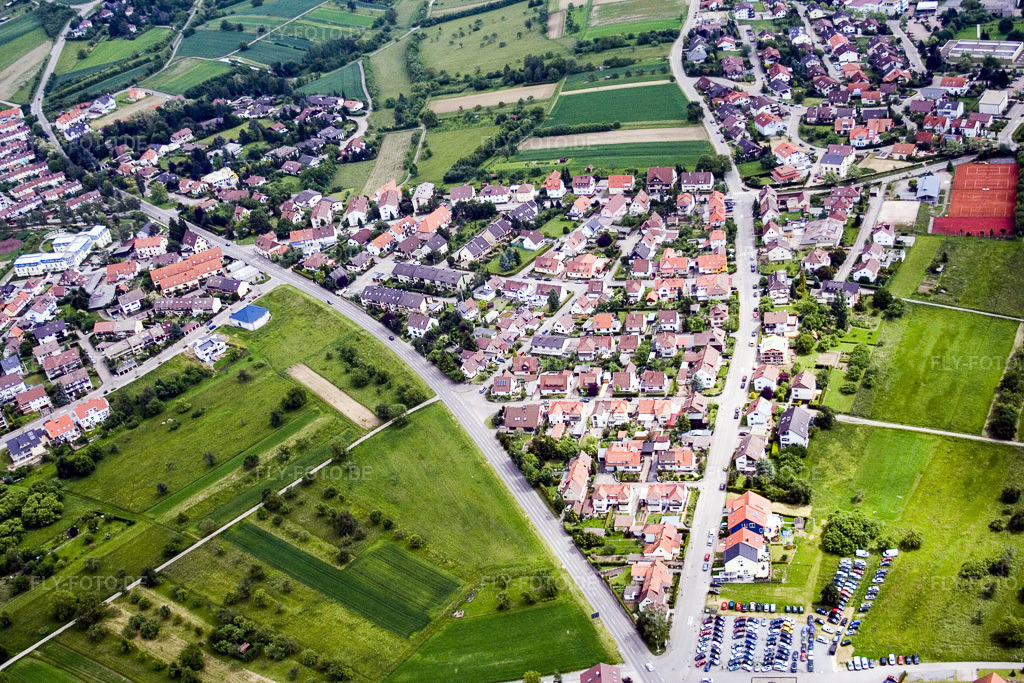 Luftbild: Ortsansicht der Straßen und Häuser der Wohngebiete in Birkenfeld im Bundesland Baden-Württemberg in Deutschland. Foto: IMG_2439.jpg vom 05.06.2006 durch Werner Riehm/FLY-FOTO.de