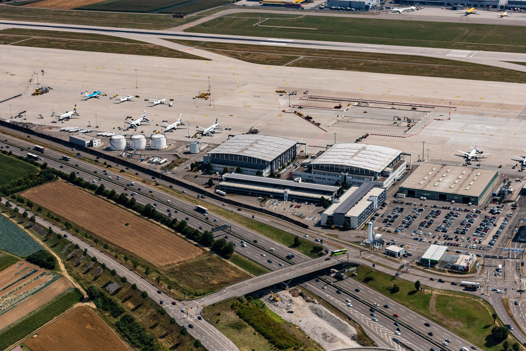 dr__0015886.jpg | STUTTGART 03.08.2018 Start- und Landebahnen mit Rollwegen Hangaranlagen und Terminals auf dem Gelände des Flughafen in Stuttgart im Bundesland Baden-Württemberg, Deutschland. // Runway with hangar taxiways and terminals on the grounds of the airport in Stuttgart in the state Baden-Wurttemberg, Germany. Foto: Daniel Reiter