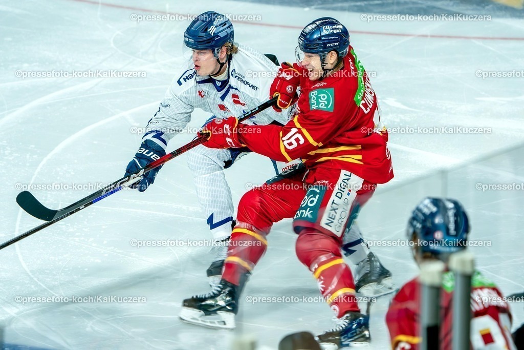 KKU10012501008 | 10.01.2025, xkkux, Eishockey, Penny DEL, Düsseldorfer EG - Straubing Tigers, PSD-BANK Dome: Josh Samanski (Straubing Tigers #8) im Zweikampf gegen Kyle Cumiskey (DEG #16)