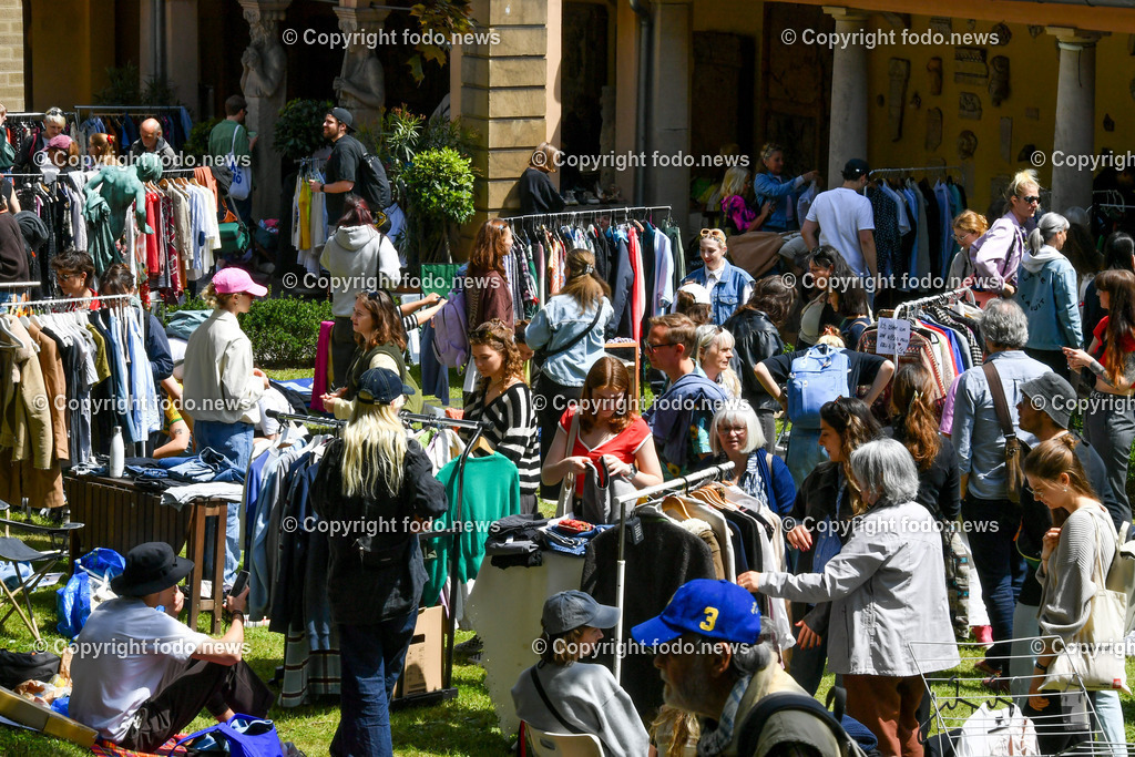Deutschland_ Baden-Wuerttemberg_ Stuttgart_ 18.05.2025-15 | 18.05.2025, Deutschland, GER, Baden-Wuerttemberg, Stuttgart, im Bild Themenbild, Stadtansichten, Lapidarium, Flohmarkt, Besucher, Menschen, Alte Sachen, Antiquitaeten, Fundsachen, Raritaeten, Stroebern, suchen, finden, Wertvoll, Dinge, Kleidung, Schmuck, Bunt, Froehlich, Feature, Symbolbild 