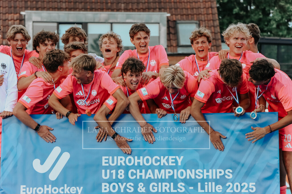 EM_MU18_F_GER-BEL_Lille_bearbeitet_Pokalbilder (20 von 137) | lanaschraderfotografie - Realisiert mit Pictrs.com