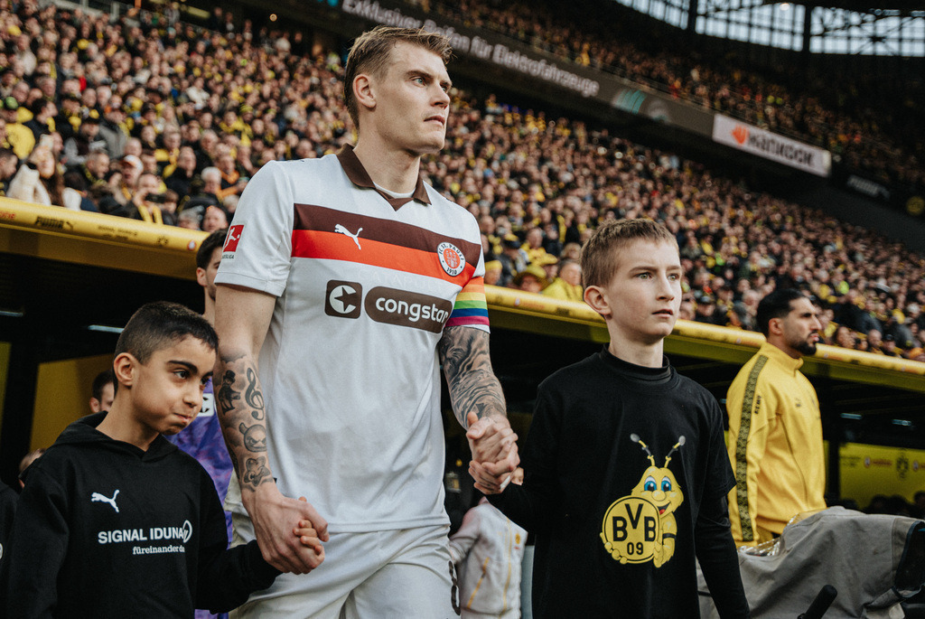 FCP09329 (2) | Der offizielle Shop für FC St. Pauli Fotos. Wähle aus Spielszenen & Fanmomenten dein FCSP Wunschformat. Wir liefern Millerntor-Atmosphäre.
