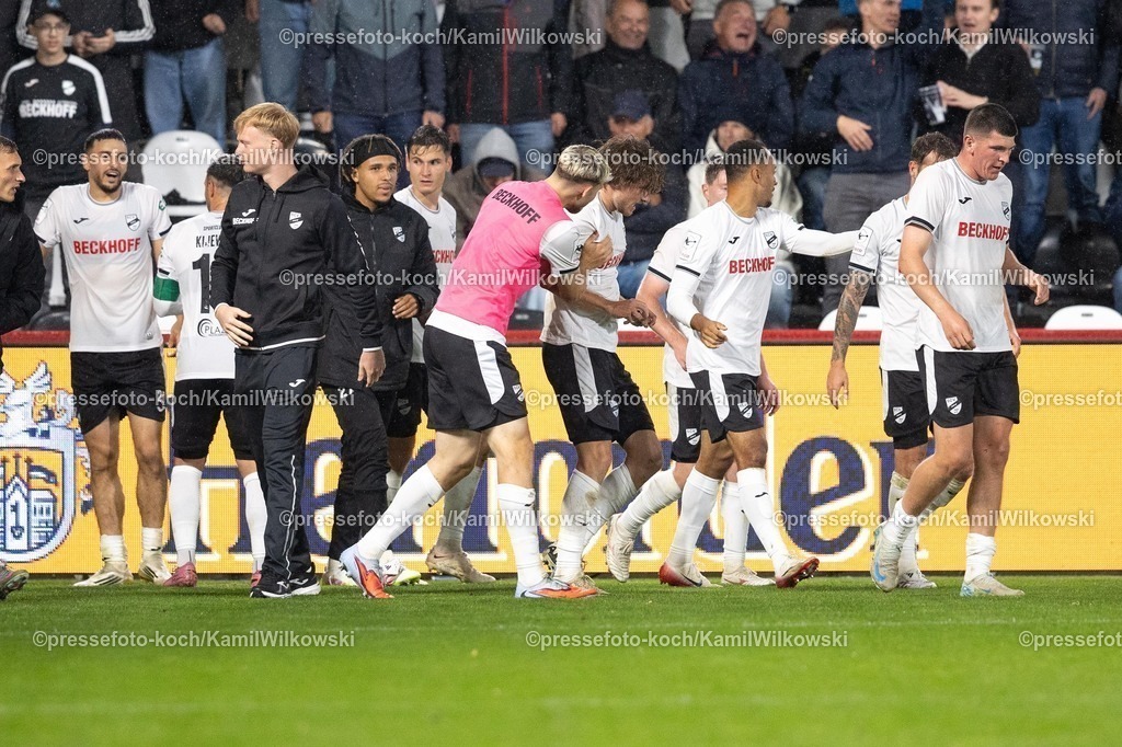 xKWI16092501226 | 16.09.2025,, xkwix, Fußball, Liga3, SC Verl - Alemannia Aachen, Sportclub Arena: Torjubel nach dem Tor zum 2:1 durch Julian Stark (SC Verl #7) 