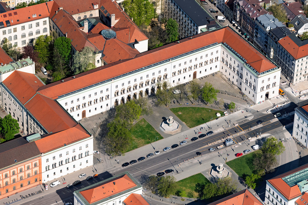 dr__0051992.jpg | MüNCHEN 23.04.2020 Übersicht über die Leopoldstraße mit Gebäuden der Universität LMU am Geschwister-Scholl-Platz und Ludwigskirche im Stadtteil Schwabing in München im Bundesland Bayern. // Overview of the Leopoldstrasse with buildings of the University LMU at the Geschwister-Scholl-Platz and Ludwigskirche in the district Schwabing in Munich in the federal state of Bavaria, Germany. Foto: Daniel Reiter