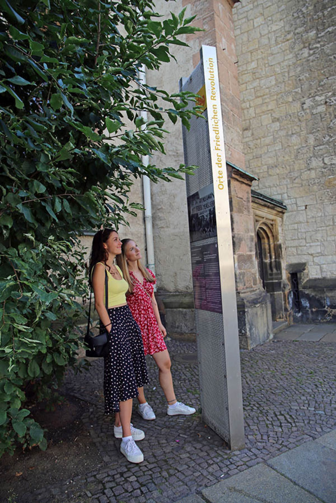 Foto: Leipzig - Orte der Friedlichen Revolution - Stelenprojekt - Stele Nr. 8 Friedensgebet | Das Team hinter BILDLEXIKON LEIPZIG bündelt historische wie aktuelle Informationen über die Stadt Leipzig in Text und Bild auf einer Plattform und stellt diese der interessierten Öffentlichkeit zur Verfügung.