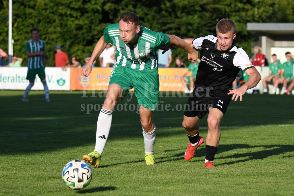 SpVgg Niederalteich : SpVgg GW Deggendorf | Dennis Sperl (SpVgg Niederalteich) Neuzugang ASV Steinach im Zweikampf mit Matthias Mittig (SpVgg GW Deggendorf #14) - Realisiert mit Pictrs.com