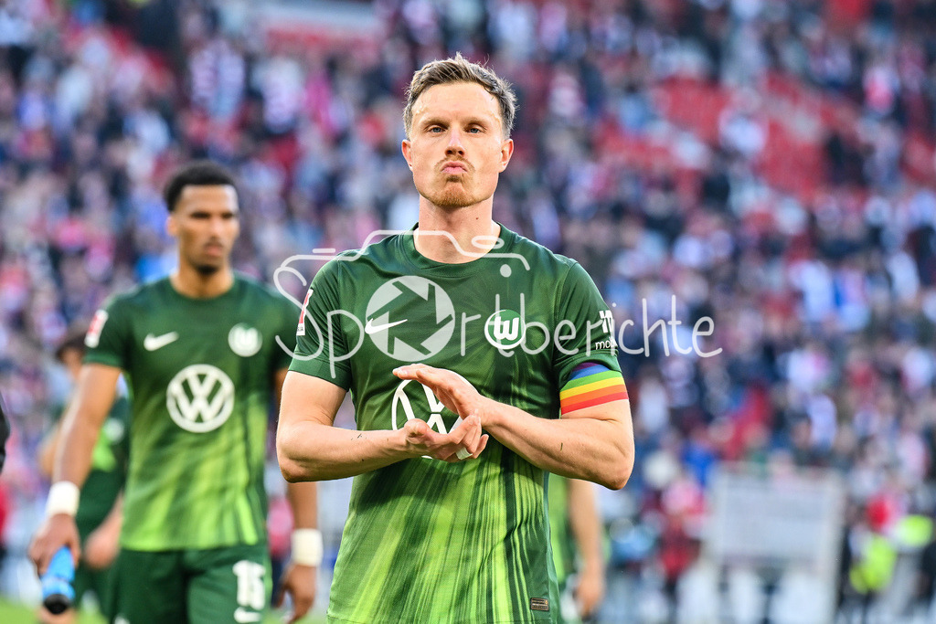 VfB Stuttgart - VfL Wolfsburg | STUTTGART, DEUTSCHLAND - 01. MÄRZ: hängende Köpfe und enttäuschte Gesichter bei den Wolfsburgern nach dem Bundesligamatch zwischen dem VfB Stuttgart und dem VfL Wolfsburg am 24. Spieltag in der MHP-Arena / DFL REGULATIONS PROHIBIT ANY USE OF PHOTOGRAPHS AS IMAGE SEQUENCES AND/OR QUASI-VIDEO / Niederlage / Yannick GERHARDT (VfL Wolfsburg 31)