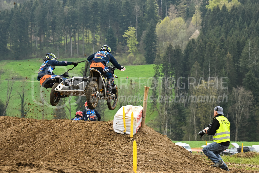 Motocross Schlatt bei Winterthur - 30. April 2023 | #93 Heinzer Marco / Betschart Ruedi aus Illgau (CH) auf  in der Kategorie Seitenwagen am Motocross Schlatt bei Winterthur, 30. April 2023. 
Instagram: @mx_schlatt | @mc_wila | @sam_schweiz
Bild: Sportfotografie Markus Aeschimann | www.markus-aeschimann.ch - Realisiert mit Pictrs.com