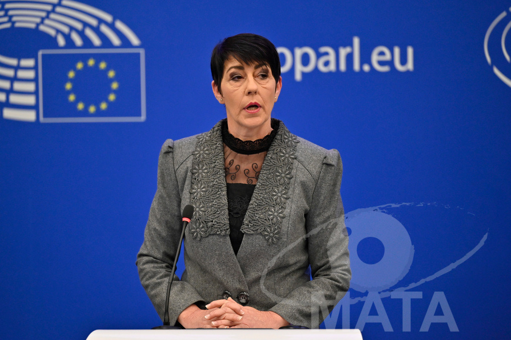_DWI0172 | Politikerin Christine Anderson bei einer Pressekonferenz zum Thema ' Alarmierende Statistiken zu den Folgen des COVID-Lockdowns' im Europäischen Parlament. Straßburg, 18.01.2023 - Realisiert mit Pictrs.com