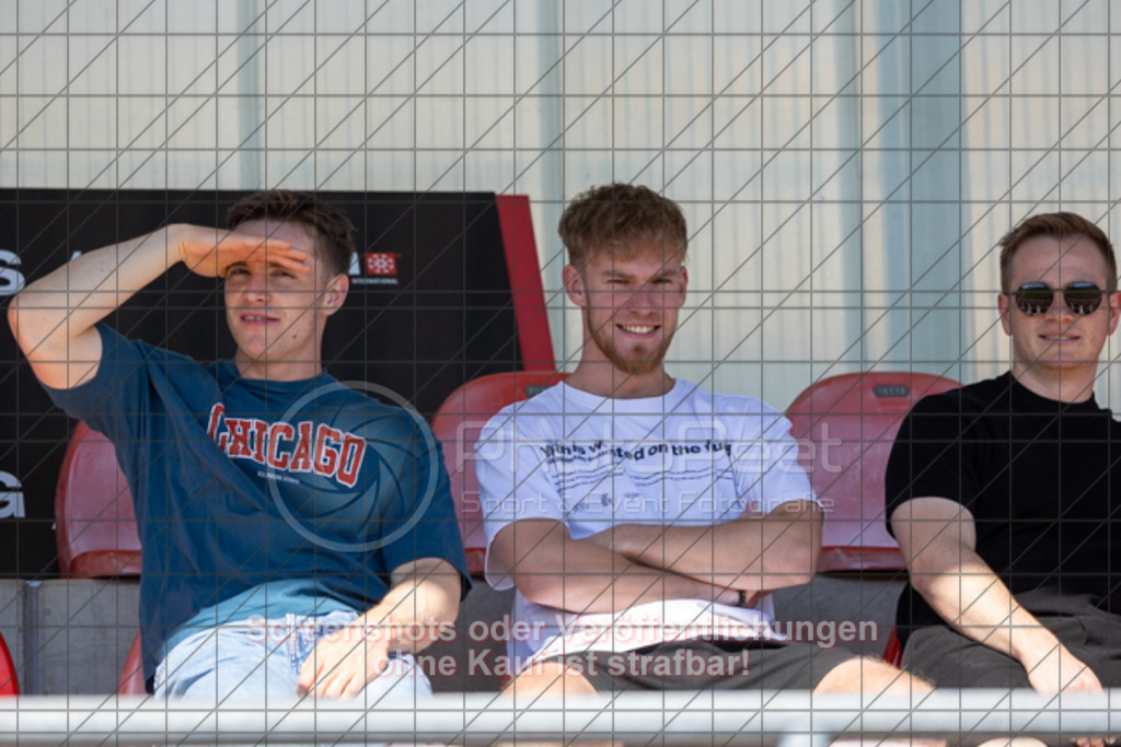 20250501_101916_0003 | #,1.FC Donzdorf II (rot) vs.1.Göppinger SV (weiß), Fussball, Frauen-Bezirkspokal Halbfinale Saison 2024/2025, Rasenplatz Lautertal Stadion, Süßener Straße 16, 73072 Donzdorf, 01.05.2025 - 10:30 Uhr,Foto: PhotoPeet-Sportfotografie/Peter Harich