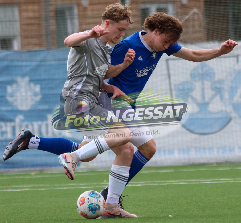 SV Enger-Westerenger - TuS Bruchmühlen | Auf dem Bild zu sehen: grau SV Enger-Westerenger: Fabrice Walter ; blau TuS Bruchmühlen: Jan Hrdina SV Enger-Westerenger, TuS Bruchmühlen, Saison 25/26, Kreisliga A, Enger, Deutschland - Realisiert mit Pictrs.com