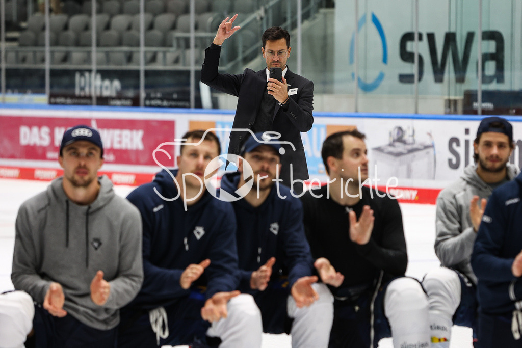 Augsburger Panther - ERC Ingolstadt | Ingolstadt Co-Trainer Brad TAPPER ist happy nach dem Sieg in Augsburg / Freude / Gluecklich