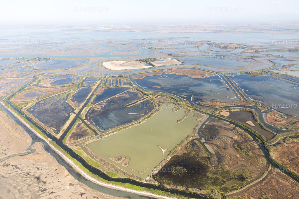 Vue aérienne: Vue de la ville à Caserma di Canal Muro dans le département Frioul-Vénétie Julienne, Italie. Photo: IMG_098111.jpg prise le 03/04/2017 par Werner Riehm/FLY-FOTO.eu – Résolution de l'original: 5472 x 3648 px