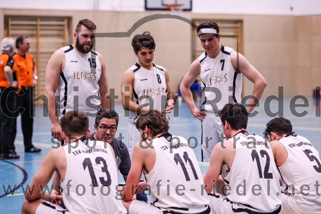 2022-04-03_105_TSV_Vaterstetten_gegen_SV_Weissblau-Allianz_Muenchen | Vaterstetten, Deutschland, 03.04.2022:
Basketball, Bezirksoberliga Herren 2021 / 2022, 14. Spieltag, TSV Vaterstetten gegen SV Weißblau-Allianz München, Endergebnis: 86:54

Trainer Daniel Paz (TSV Vaterstetten), Konstantin Huber (TSV Vaterstetten, #13), Mathias Furtmair (TSV Vaterstetten, #15), Benicio Trinidad Paz (TSV Vaterstetten, #8), Finn Liebig (TSV Vaterstetten, #11), Maximilian Metzger (TSV Vaterstetten, #12), Bastian Heckner (TSV Vaterstetten, #7), Jonathan Andre (TSV Vaterstetten, #5)

Foto: Christian Riedel / fotografie-riedel.net
