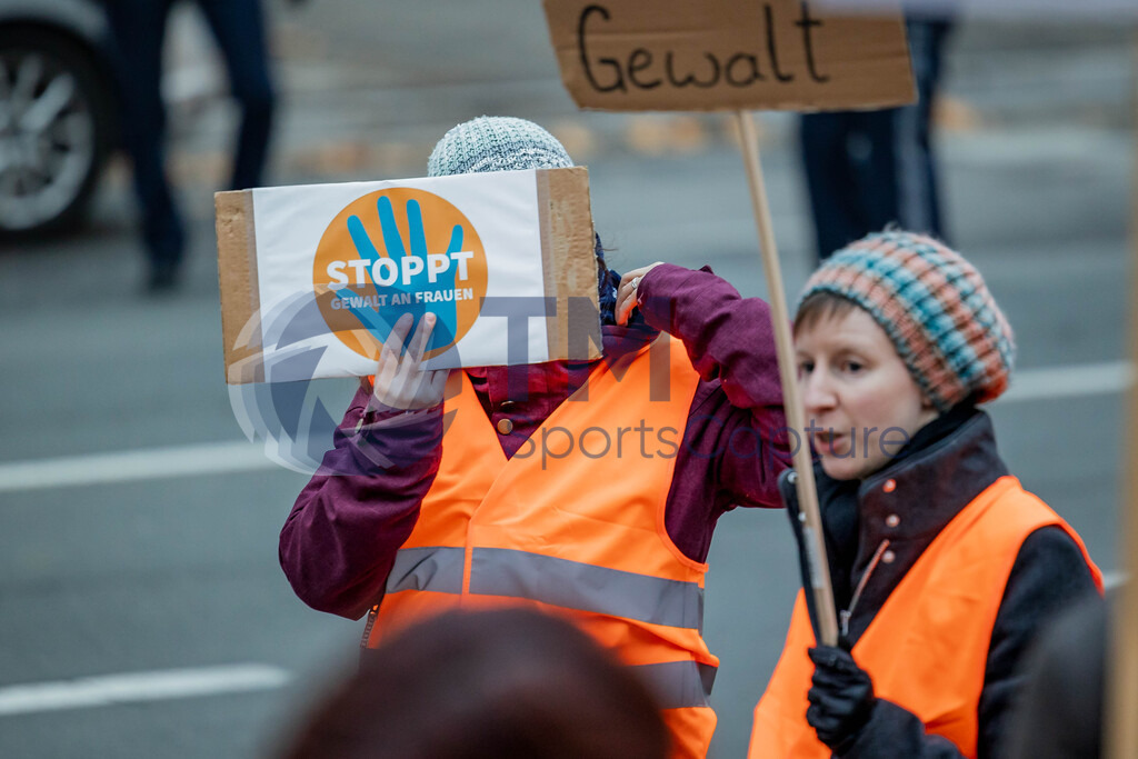 R06_2614 | 29.NOV.24-Protestmarsch gegen Gewalt-Copyright: Katholische Kirche Kärnten/Denk Dich Neu/Trainproduction/Matthias Trinkl