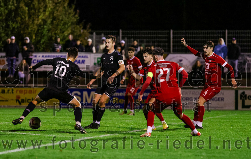 2023-10-27_095_VfB_Hallbergmoos_gegen_FC_Schwaig | Hallbergmoos, Deutschland, 27.10.2023:
Fußball, Landesliga Südost 2023 / 2024, 18. Spieltag, VfB Hallbergmoos gegen FC Schwaig, Endergebnis: 2:3

Vincent Sommer (FC Schwaig, #10), Raffael Ascher (FC Schwaig, #9), Christoph Mömkes (VfB Hallbergmoos, #27), Carl Opitz (VfB Hallbergmoos, #4)

Foto: Christian Riedel / fotografie-riedel.net