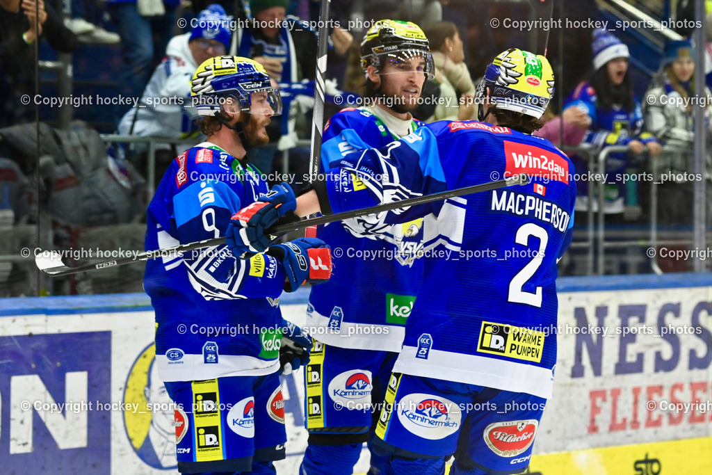 EC IDM WÄRMEPUMPEN VSV vs. HYDRO FEHERVAR AV 19 | Jubel EC VSV Mannschaft, #8 Rebernig Maximilian EC VSV, #9 RAUCHENWALD Alexander EC VSV, #2 MACPHERSON Dylan EC VSV, EC IDM WÄRMEPUMPEN VSV vs. HYDRO FEHERVAR AV 19, EC IDM WÄRMEPUMPEN VSV vs. HYDRO FEHERVAR AV 19 am 20.11.2024 in Villach (Stadthalle Villach), Austria, (Photo by Bernd Stefan)