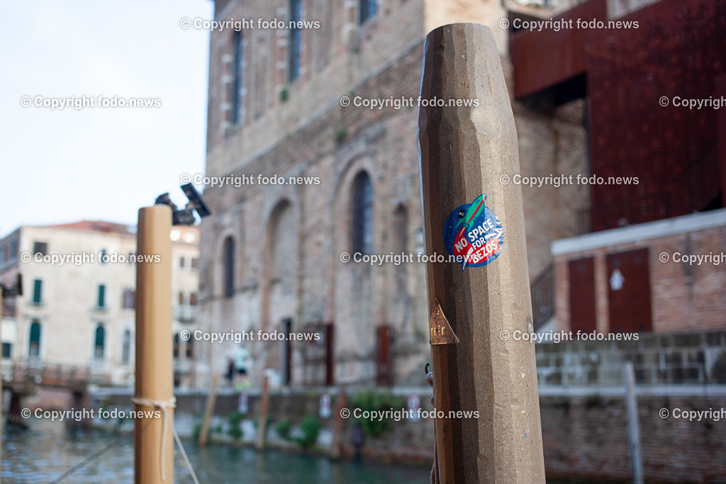 Italien_ Venedig_ Bezos_ 22.06.2025-7 | 22.06.2025, Italien, ITA, Venetien, Venedig, im Bild Venedig, Stadtansichten, Jeff Bezos, Hochzeit, Protest, Aufkleber, Amazon, No Space for Bezos, Italien, Feature, Symbolbild, Creativ, Kreativ