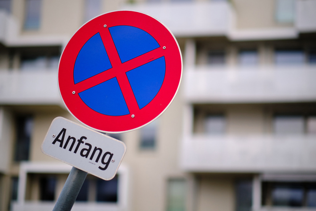 Halt- und Parkverbot Anfang im Wohngebiet | Wien, Austria - January 08, 2021: Wiener Wohnen; Halt- und Parkverbot Anfang im Wohngebiet, im Hintergrund eine Wohnanlage. - Realisiert mit Pictrs.com