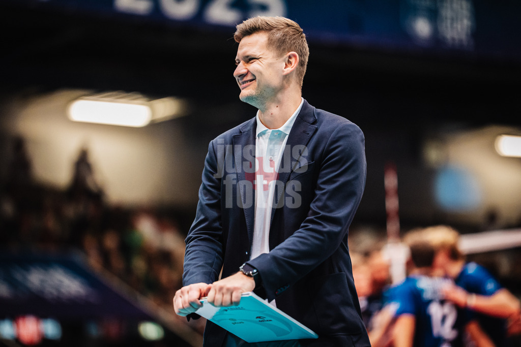 Volleyball | Herren | Saison 2025/2026 | Volleyball Ligacup | VfB Friedrichshafen vs. WWK Volleys Herrsching | 12.10.2024 | Trainer Adam Swaczyna (VfB Friedrichshafen)