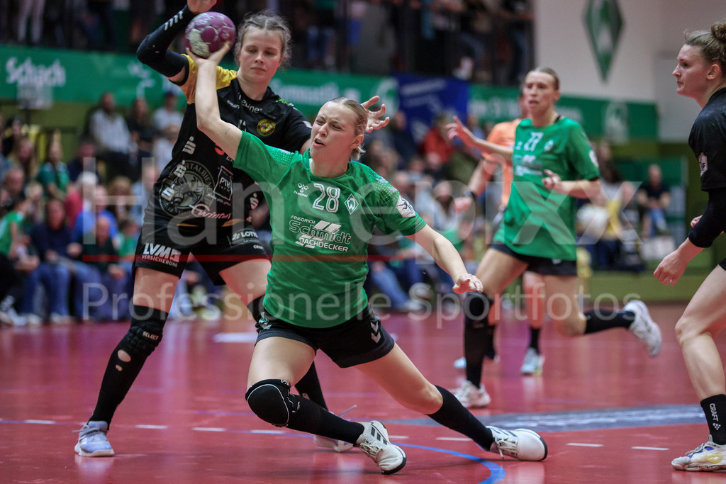 Handball, 2. Bundesliga Frauen, SV Werder Bremen - HC Rödertal | v.li.: Leni Ruwe (SV Werder Bremen, 28) beim Wurf, am Ball, Spielszene, Aktion, Action