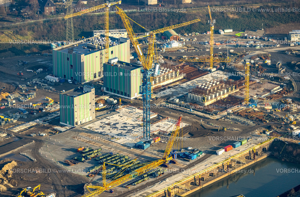 Duisburg260101573 | Luftbild, Baustelle und Baukran mit Neubau Elektroschalthäuser für Direktreduktionsanlage (DRI), thyssenkrupp Steel wasserstoffbasierte Anlage neben dem Südhafen Walsum, Fahrn, Duisburg, Ruhrgebiet, Nordrhein-Westfalen, Deutschland