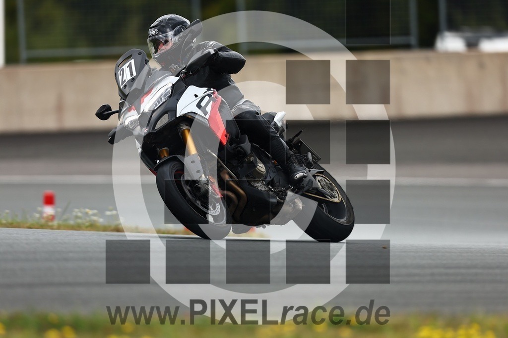 0021-20250916_02785 | Schöne Erinnerungen an spannende Momente - das festzuhalten ist unser Job. PIXELrace.de ist seit 2003 auf den Rennstrecken Europas unterwegs um die Action draußen beim Fahren und die wunderbare Stimmung imm Fahrerlager für euch einzufangen.