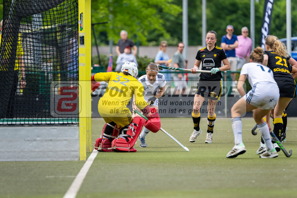 HK_20240511_100679 | 1.Bundesliga Damen Düsseldorfer HC - Harvestehuder THC am 11.5.2024 Düsseldorfer HC, Düsseldorf , Krüger Rosa Torfrau ( Harvestehuder THC #32 ) , Friederike Heusgen ( Düsseldorfer HC #8 )