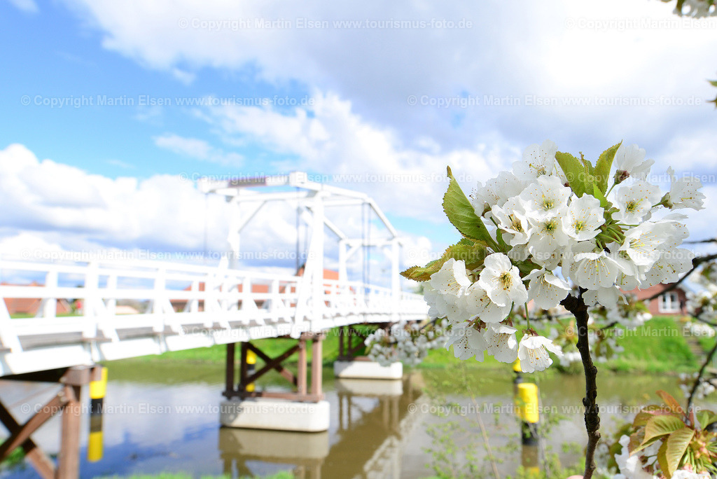 Steinkirchen Hogendiekbrücke_ELS_7361150501a | Altes Land - Aufnahmedatum: 01.05.2015, Aufnahmehoehe:  m, Koordinaten:  - , Bildgroesse: 4307 x  2875 Pixel - Copyright 2015 by Martin Elsen, Kontakt: Tel.: +49 157 74581206, E-Mail: info@schoenes-foto.deSchlagwoerter:Hogendiek Bruecke,Hogendiekbruck,Tourismus,Bluete,Kirsche,Luehe,Radfahrer,Fluss,Deich,malerisch, - Realisiert mit Pictrs.com