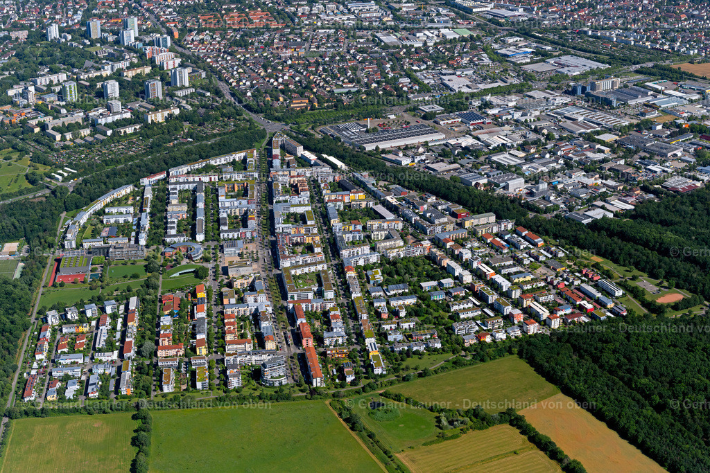4033718 | RIESELFELD 30.06.2020 Wohngebiete am Feldrand landwirtschaftlicher Nutzflächen  in Rieselfeld im Bundesland Baden-Württemberg, Deutschland // Residential areas on the edge of agricultural land  in Rieselfeld in the state Baden-Wuerttemberg, Germany Foto: Gerhard Launer