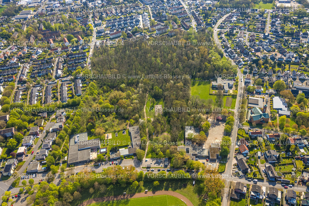 Hamm260400390Heessen | Luftbild, Kappenbusch Wald, unten Hallenbad Familien-Oase Heessen und  Kappenbuschschule, rechts Kirche St. Marien un Kindergarten St. Marien, Wittekindshof Sozialeinrichtung Diakonische Stiftung Wohnhaus Hamm, Stadtbezirk Heessen, Hamm, Ruhrgebiet, Nordrhein-Westfalen, Deutschland