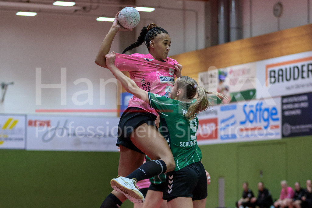 Handball, 2. Bundesliga Frauen, SV Werder Bremen - Füchse Berlin | v.li.: Naomi Conze (Füchse Berlin, 5) beim Wurf, am Ball, Spielszene, Aktion, Action, Luca Schumacher (SV Werder Bremen, 9) im Zweikampf, Duell, Spielszene, Aktion, Action