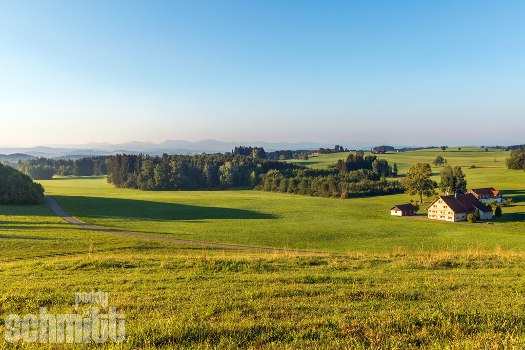 Bauernhof bei Argenbühl im Allgäu mit Bergsicht | Idyllischer Bauernhof bei Argenbühl im Allgäu, eingebettet in die sanfte Hügellandschaft mit herrlichem Blick auf die Berge. - Realisiert mit Pictrs.com