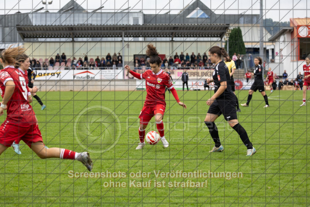 20251012_130934_0209 | #,1.FC Donzdorf (schwarz) vs. VfB Stuttgart II (rot), Fussball, Frauen-Verbandsliga Württemberg, 05. Spieltag, Saison 2025/2026, Rasenplatz Lautertal Stadion, Süßener Straße 16, 73072 Donzdorf, 12.10.2025 - 13:00 Uhr,Foto: PhotoPeet-Sportfotografie/Peter Harich