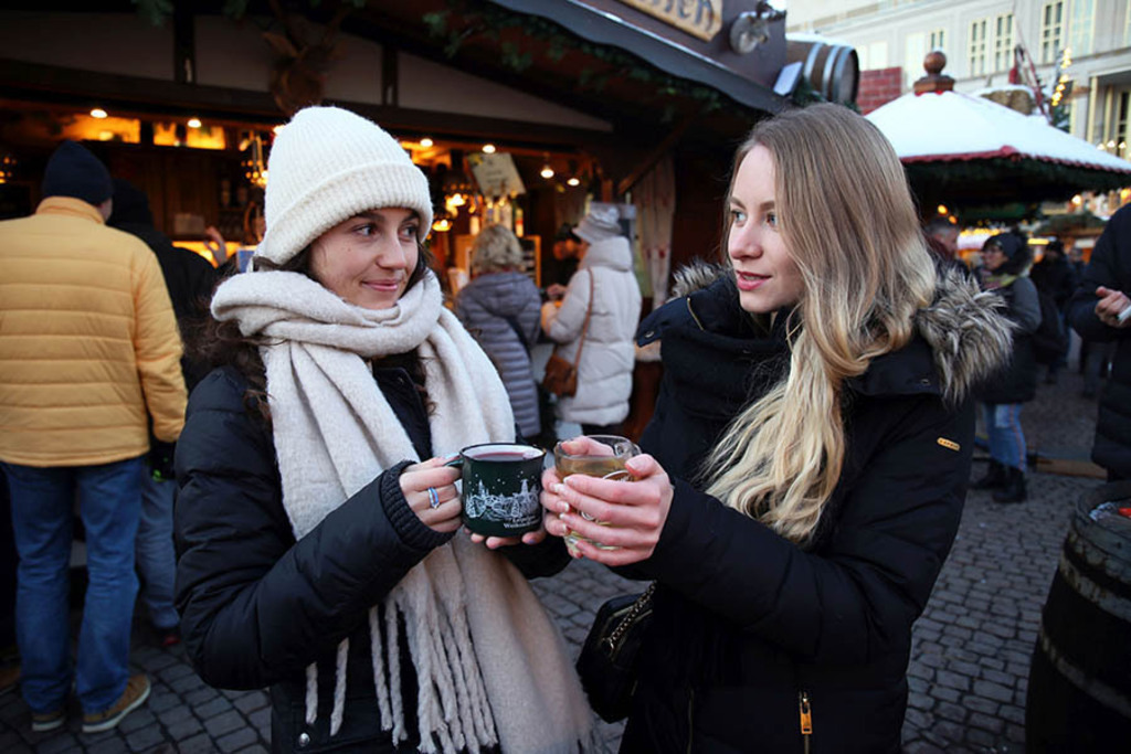 Leipziger Weihnachtsmarkt | Das Team hinter BILDLEXIKON LEIPZIG bündelt historische wie aktuelle Informationen über die Stadt Leipzig in Text und Bild auf einer Plattform und stellt diese der interessierten Öffentlichkeit zur Verfügung.