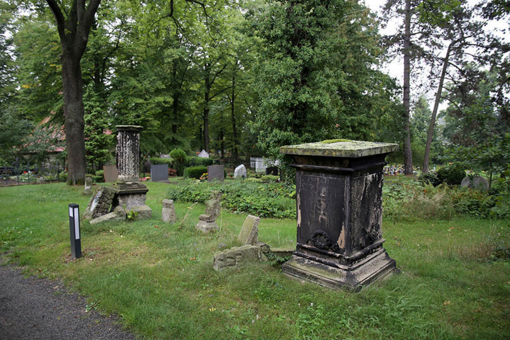 Foto: Leipzig - Friedhof Thekla | Das Team hinter BILDLEXIKON LEIPZIG bündelt historische wie aktuelle Informationen über die Stadt Leipzig in Text und Bild auf einer Plattform und stellt diese der interessierten Öffentlichkeit zur Verfügung.