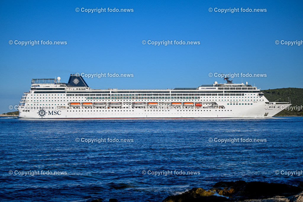 Kroatien_ Brac_ Insel in Dalmatien_ Milna_ 19.07.2025-1 | 19.07.2025, Kroatien, HRV, Brac, Insel in Dalmatien, Milna im Bild Themenbild, Kreuzfahrtschiff, Schiff, Durchfahrt Splitska Vrata zwischen den Inseln Solta und Brac, Meer, Adria, Touristen, Tourismus, Urlaub, Feature, SymbolbildMSC Kreuzfahrtschiffe sind eine Flotte von Kreuzfahrtschiffen, die von der Schweizer Reederei MSC Cruises betrieben werden
