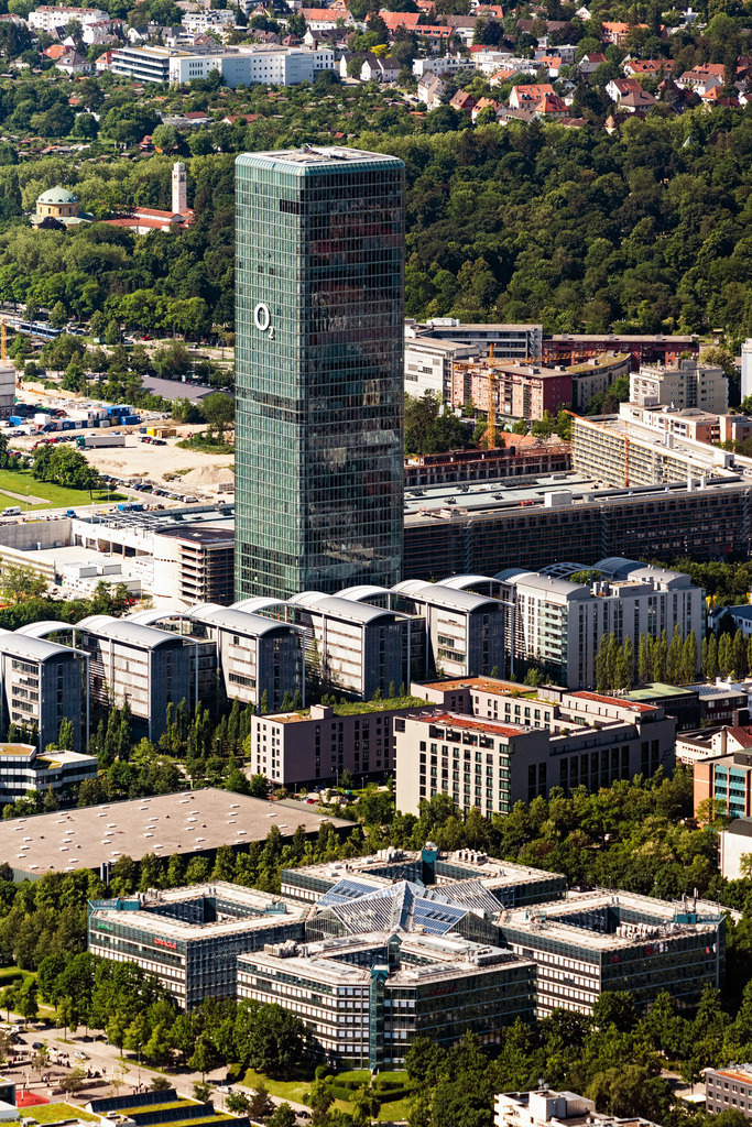 dr__0053109.jpg | MüNCHEN 27.05.2020 Entwicklungsgebiet und Brachflächen am Gebäude des Uptown Hochhaus - Firmensitzes der Telefonica Germany und der Astellas Pharma GmbH am Georg-Brauchle-Ring in München im Bundesland Bayern. Das Telekommunikationsunternehmen hat seinen Sitz in dem verglasten Hochhaus mit dem O2 Logo. Weiterführende Informationen bei: Telefónica Germany GmbH & Co. OHG. // The headquarters Uptown of Telefonica Germany and Astellas Pharma on Georg Brauchle Ring in Munich in the state of Bavaria. The telecommunication company is seated in the glas tower with the 02 logo. The pharmaceutical company is in the complex with glas arches. Further information at: TelefA?nica Germany GmbH & Co. OHG. Foto: Daniel Reiter