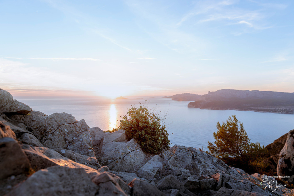 D141 Corniche ou Route des Crêtes, les calanques | Herzlich willkommen auf meiner Seite! Ich bin Elke Wallnisch, Deine Fotografin für lichtstarke Momente. Der Name steht für alles, was mich mit der Fotografie verbindet: Das Licht und seine machtvolle Wirkung auf eine Situation oder unsere Stimmung - Realisiert mit Pictrs.com