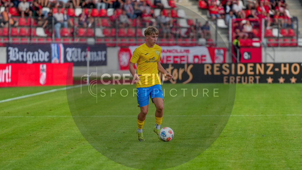Fußball, Herren, Saison 2025/2026, Regionalliga Nordost, 1. Spieltag, FC Rot-Weiß Erfurt vs. FSV 63 Luckenwalde, Freitag 25.07.2025, Steigerwaldstadion Erfurt, | Fußball, Herren, Saison 2025/2026, Regionalliga Nordost, 1. Spieltag, FC Rot-Weiß Erfurt vs. FSV 63 Luckenwalde, Freitag 25.07.2025, Steigerwaldstadion Erfurt, Im Bild: Fritz Schröder (Luckenwalde) - Realisiert mit Pictrs.com