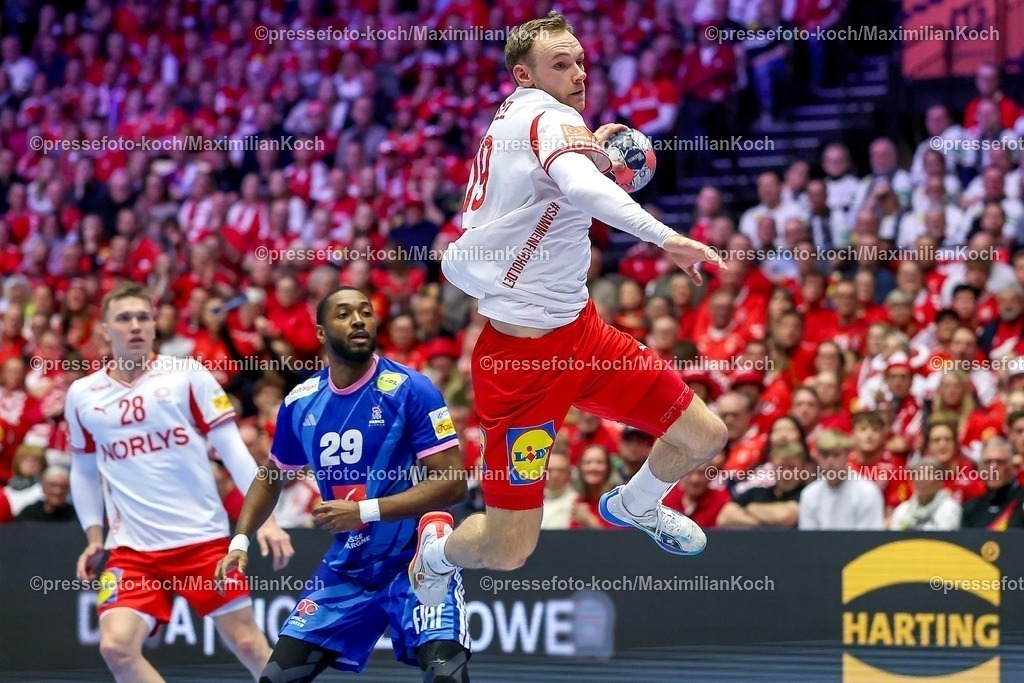 EHF22012603039 | 22.01.2026, Handball, Men's EHF EURO 2026, Frankreich - Dänemark, Jyske Bank Boxen in Herning, Dänemark, Main Round:  Mathias Gidsel (Denmark #19) wirft auf das Tor