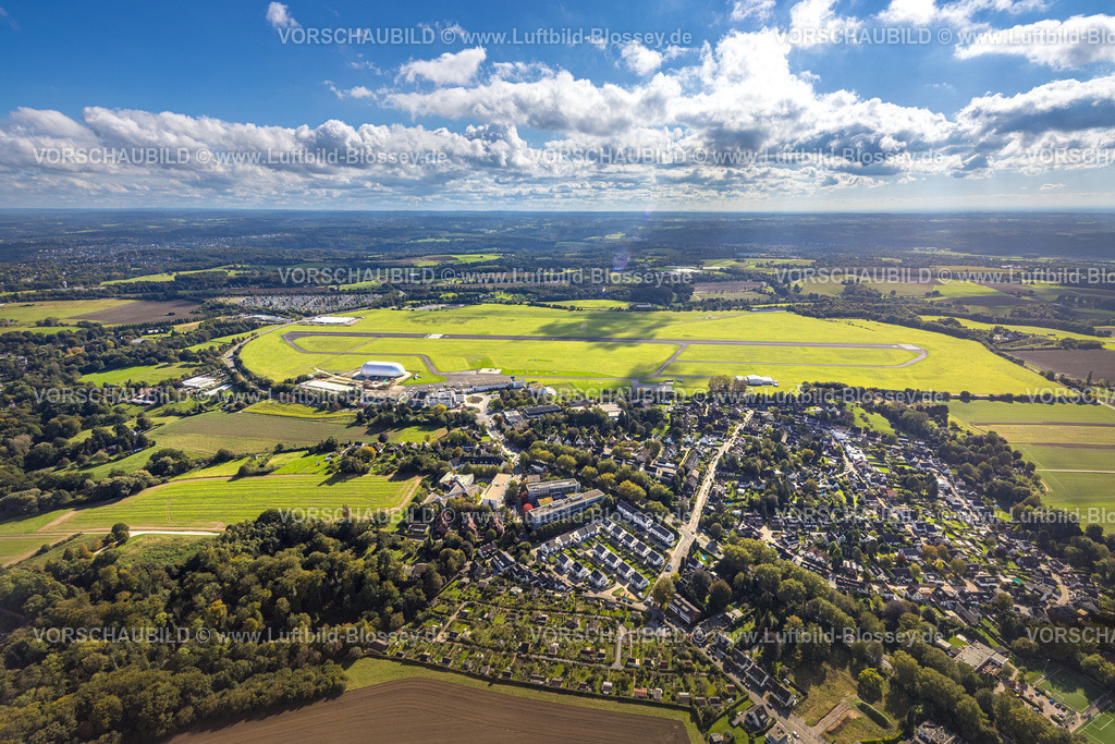 Essen241002230 | Luftbild, Flughafen Essen/Mülheim mit Startbahn und Landebahn, Zeppelinhalle, Ortsteil Flughafensiedlung Raadt, Fernsicht und blauer Himmel mit Wolken, Haarzopf, Essen, Ruhrgebiet, Nordrhein-Westfalen, Deutschland