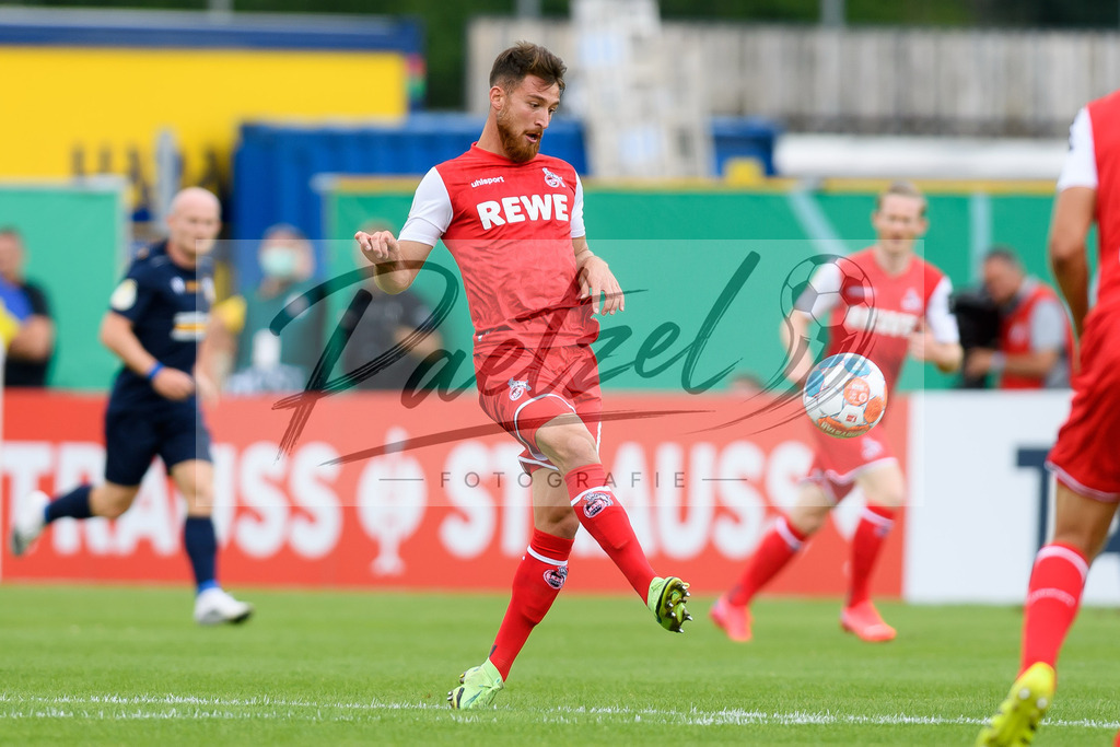 JENKOE20210808_128 | Fussball, Herren: Salih Oezcan (1. FC Koeln) in Aktion, am Ball, Einzelaktion beim Spiel der 1. Runde im DFB-Pokal zwischen FC Carl Zeiss Jena und 1. FC Koeln im Ernst-Abbe-Sportfeld am 08.08.2021 in Jena, Deutschland.DFB / DFL REGULATIONS PROHIBIT ANY USE OF PHOTOGRAPHS AS IMAGE SEQUENCES AND/OR QUASI-VIDEO. - Realisiert mit Pictrs.com
