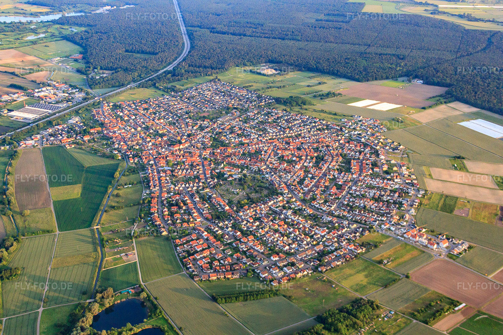 Luftbild: Ortsansicht von Norden im Ortsteil Sankt Leon in St. Leon-Rot im Bundesland Baden-Württemberg in Deutschland. Foto: IMG_66426.jpg vom 30.05.2014 durch Werner Riehm/FLY-FOTO.deAuflösung des Originals: 4752 x 3168 px