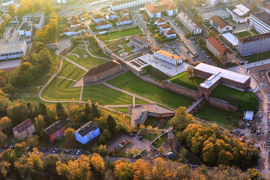 Luftbild: Stadtpark Fronte Lamotte mit Lamotte Ravelin(Grabenwehrgebäude), Weissenburger Torgebäude mit in Germersheim im Bundesland Rheinland-Pfalz in Deutschland. Foto: IMG_104508.jpg vom 03.11.2017 durch Werner Riehm/FLY-FOTO.deStadt Germersheim