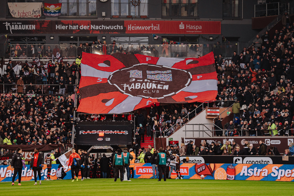 FCS00625 | Der offizielle Shop für FC St. Pauli Fotos. Wähle aus Spielszenen & Fanmomenten dein FCSP Wunschformat. Wir liefern Millerntor-Atmosphäre.
