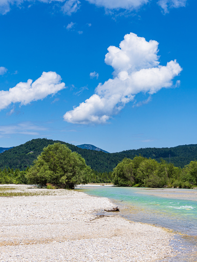 Landschaft am Fluss Isar bei Krün in Bayern | Landschaft am Fluss Isar bei Krün in Bayern.