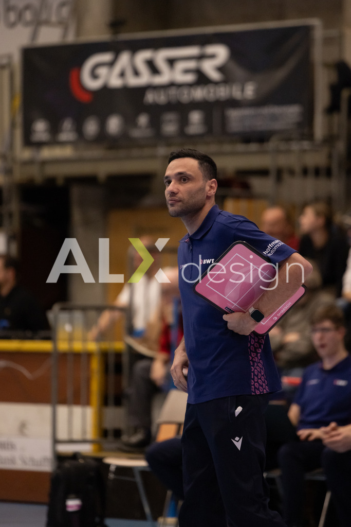Volleyball I Frauen I Saison 2025-2026 I Volleyball NLA | Women I 1/2 Finals I  VC Kanti Schaffhausen - Sm'Aesch Pfeffingen I 18.03.2026 | Sotirios Gkotsis (GR) (Sm'Aesch Pfeffingen) – Cheftrainer - Realisiert mit Pictrs.com