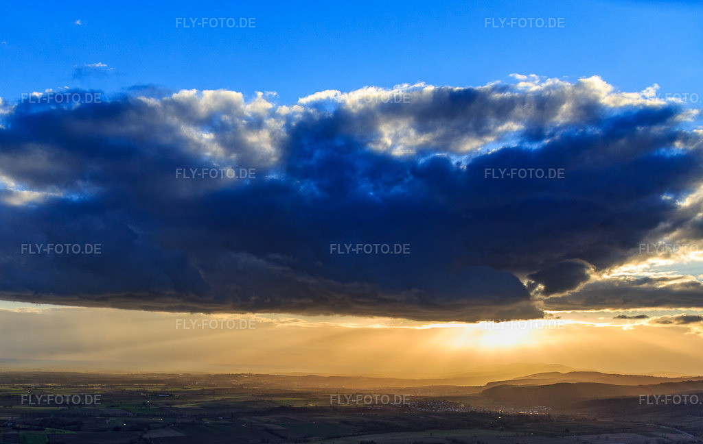 Luftbild: Haardtrand bei Sonnenuntergang aus Norden im Ortsteil Rechtenbach in Schweigen-Rechtenbach im Bundesland Rheinland-Pfalz in Deutschland. Foto: IMG_130326.jpg vom 06.01.2022 durch Werner Riehm/FLY-FOTO.de