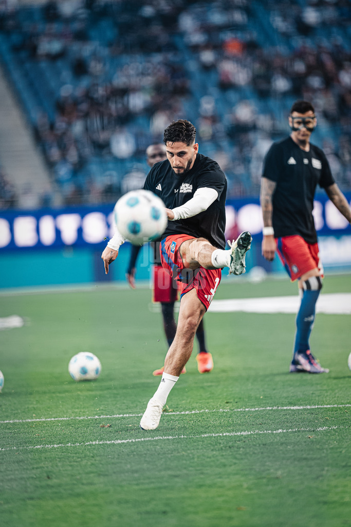 Fußball | Männer | Saison 2024/2025 | 2. Fußball-Bundesliga | 27. Spieltag | Hamburger SV vs. SV 07 Elversberg | 28.03.2025 | Ludovit Reis (#14, HSV) schießt sich ein vor dem Spiel